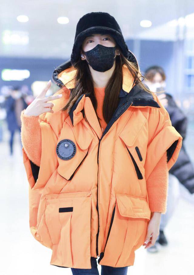 设计|张雨绮真的太爱“出风头”，抢眼的橘色羽绒服保暖高调，美得出众