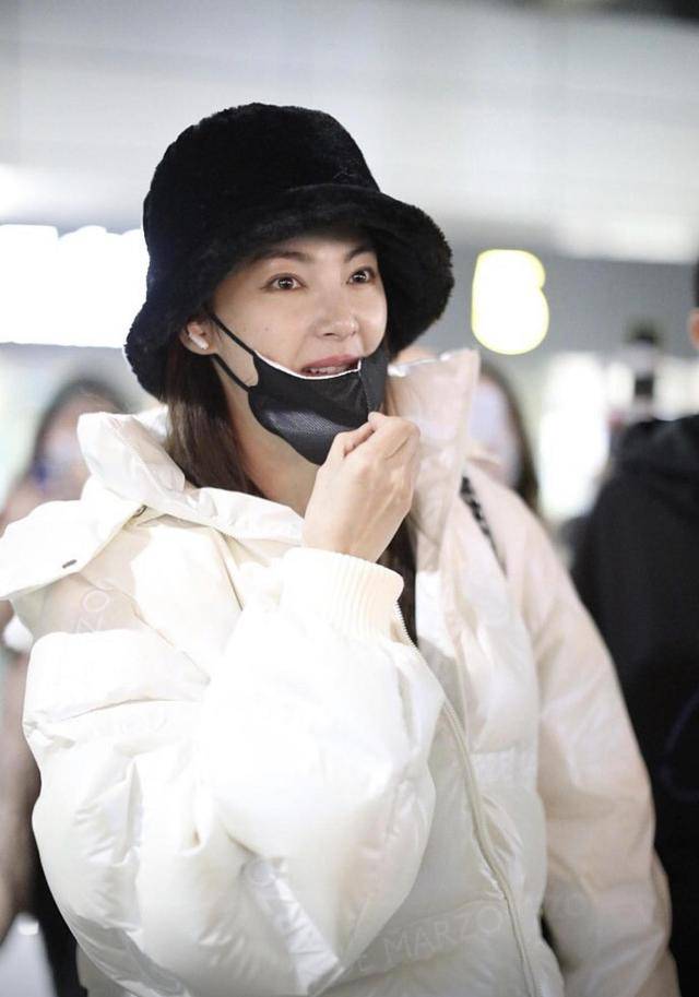 设计|张雨绮真的太爱“出风头”，抢眼的橘色羽绒服保暖高调，美得出众