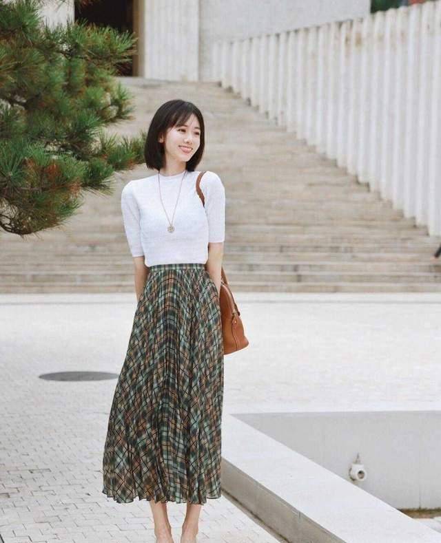 显得|普通女孩如何穿搭？白色衬衫搭配牛仔裤，也可以很精致又洋气