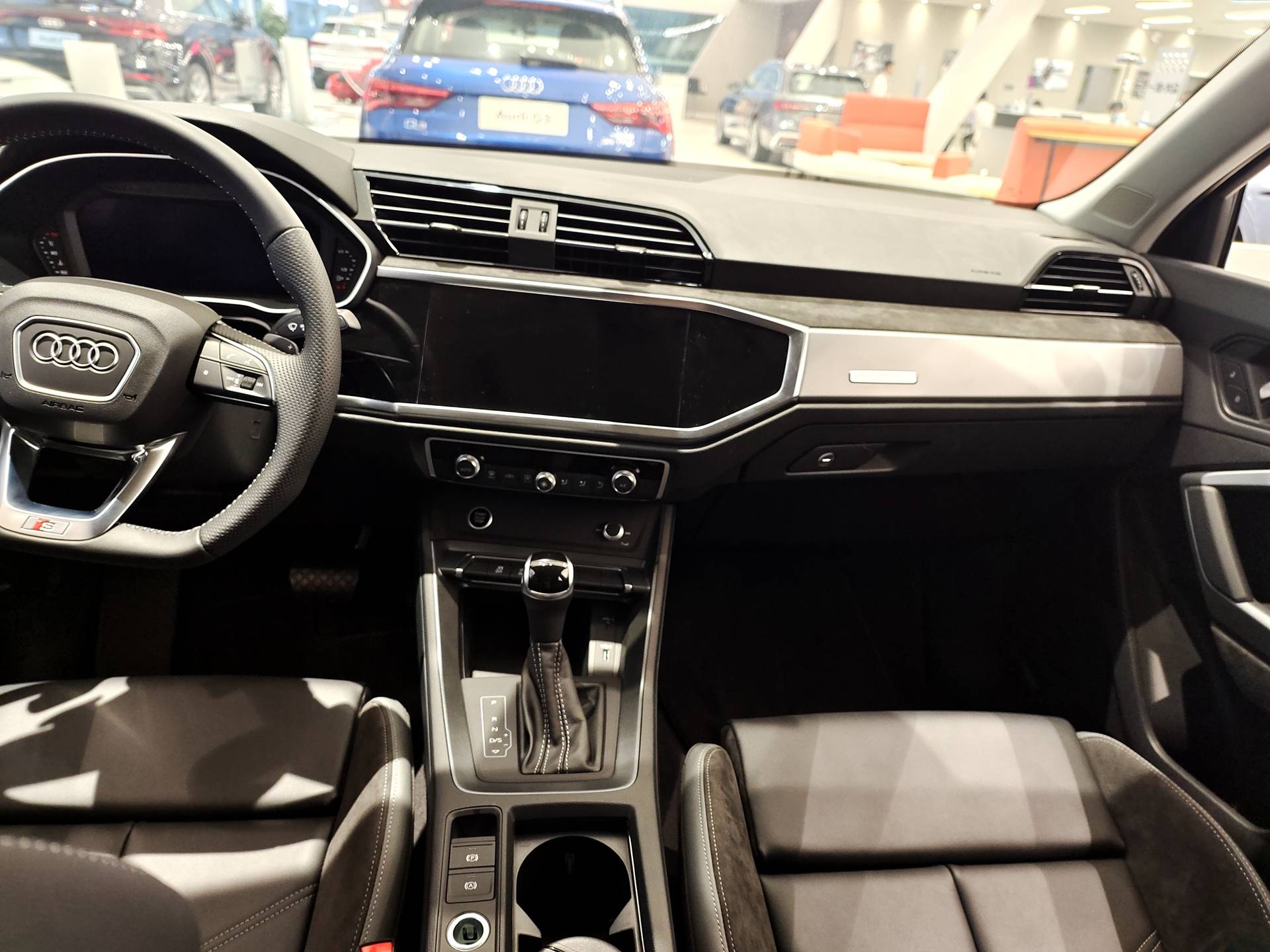 内饰方面,新车采用了和奥迪q3相同的内饰设计风格,配备有三幅式多功能