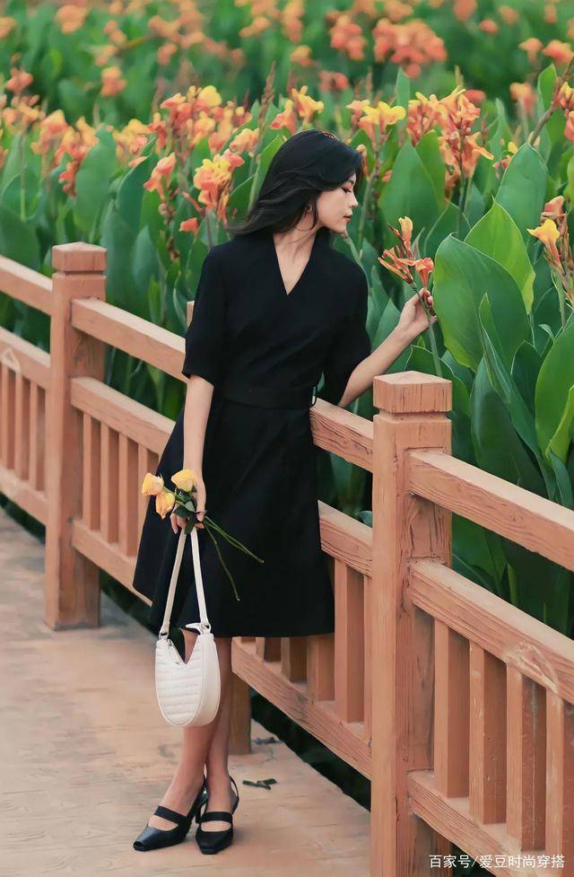 姐妹|今年初秋流行穿“小黑鞋”！不仅百搭好看，还很时髦