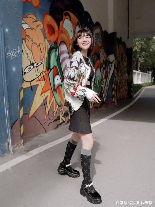 姐妹|今年初秋流行穿“小黑鞋”！不仅百搭好看，还很时髦