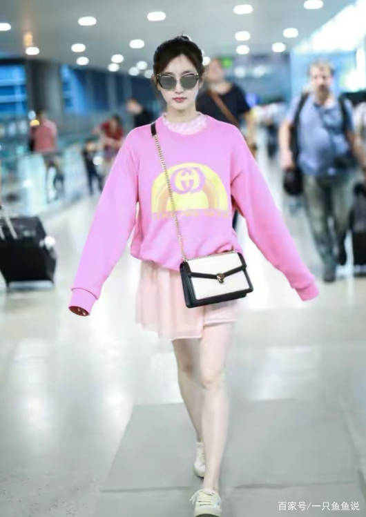 卫衣|气质女神江疏影“转型”了？粉红色卫衣配上墨镜，可爱+帅气