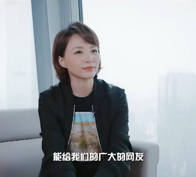 舞台|董卿重返央视舞台太期待！穿短裤秀麻杆细腿，齐眉短发好温柔知性