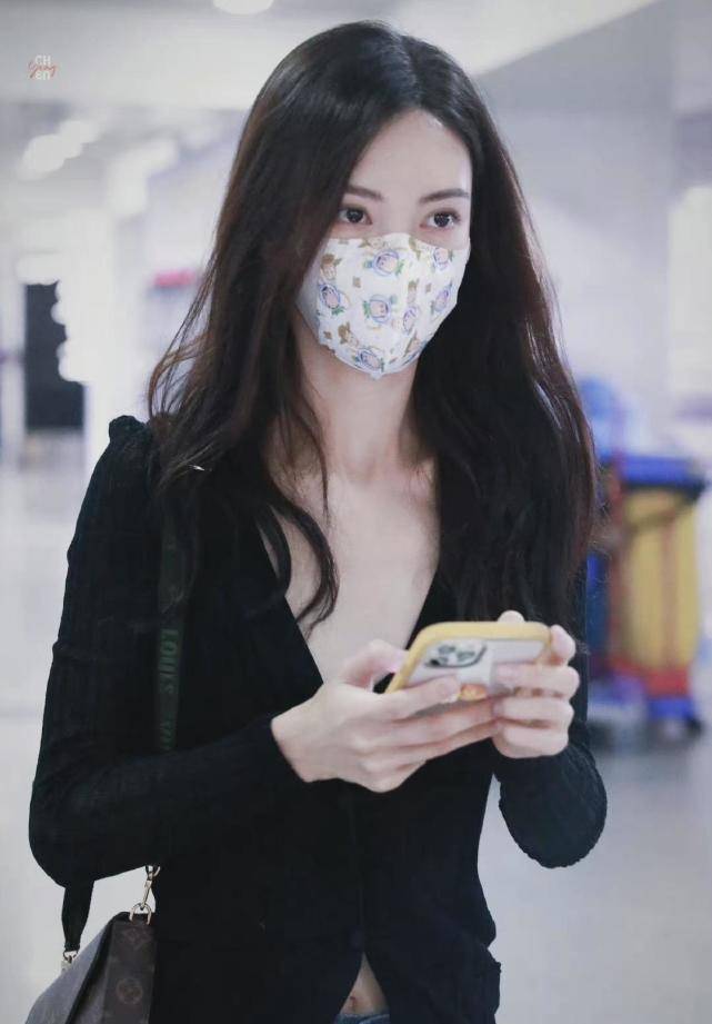 黑色|金晨机场私服生图，黑色深v针织开衫配牛仔长裤，深开领好大胆