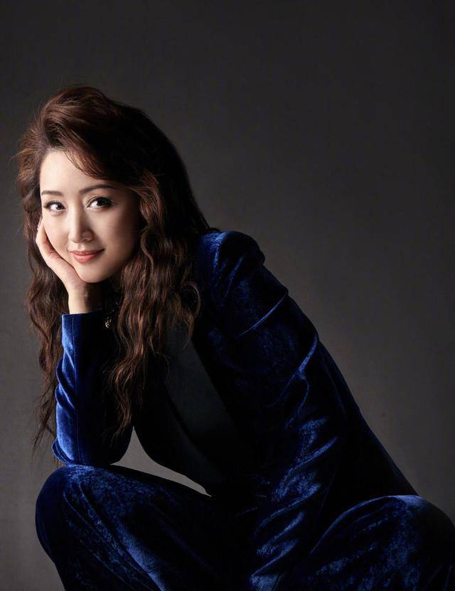 颜色|杨钰莹真会“玩”，穿红色和黑色拼接西装干练利落，潇洒霸气