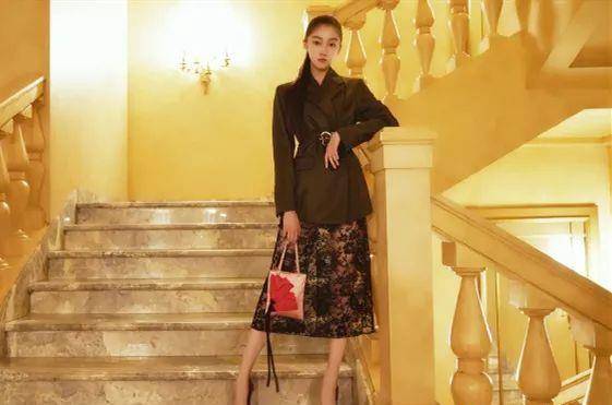 女王|关晓彤穿Prada女王气真足！西装配半透蕾丝裙，她也太会撩了