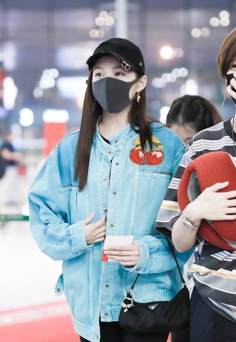 夹克|关晓彤穿得很像大学生，牛仔外套私服照接地气，紧身小黑裤有活力