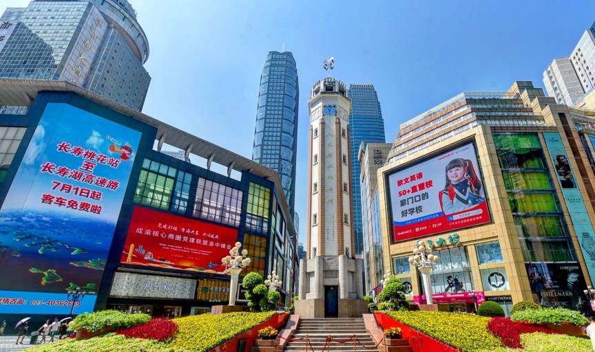 最能代表重庆步行街，历史与现代化并存，成为游客必打卡的景点