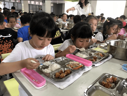 神兽|幼儿园“缴费清单”被曝光，面馆老板直言，月入2万也不敢生3胎