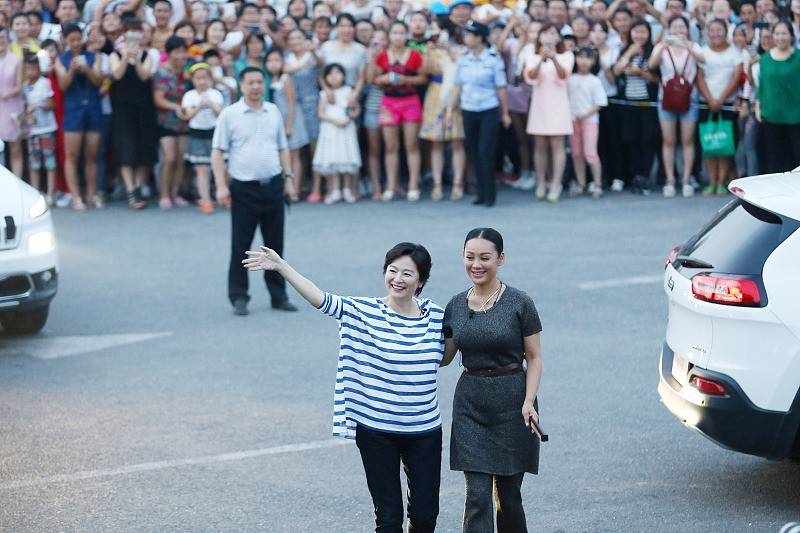 宁静|林青霞保养的真好，和小17岁的宁静手挽手，穿的休闲也不显老