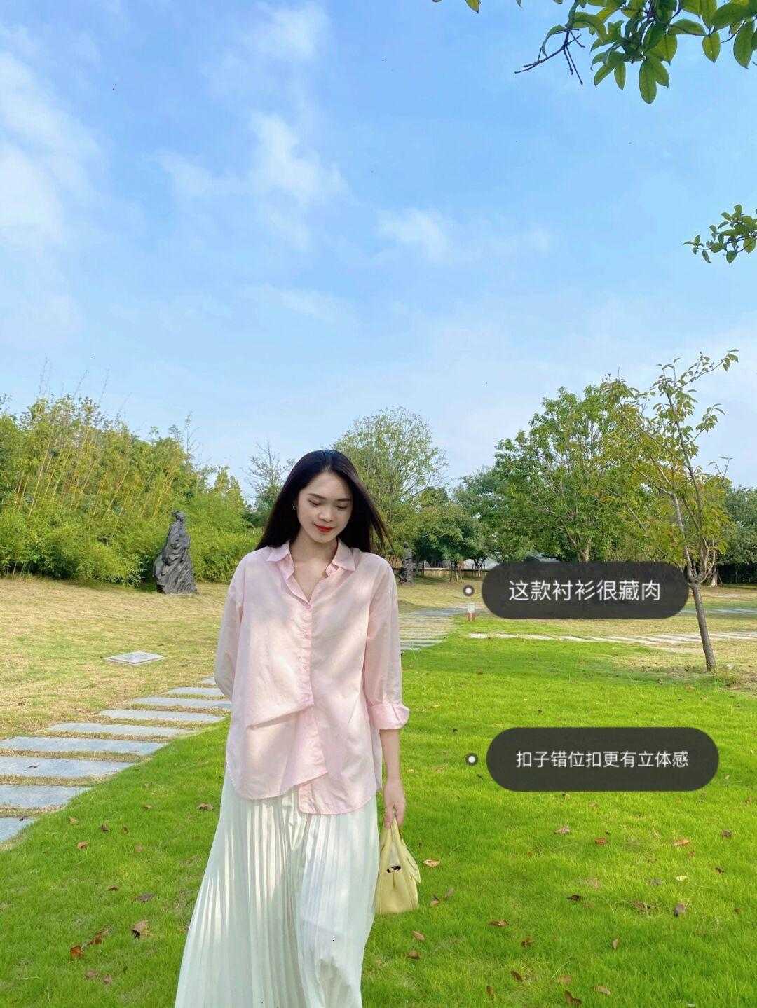 风衣|入秋以后怎么穿？衬衫搭配白色百褶裙简约时髦，干练又不失优雅