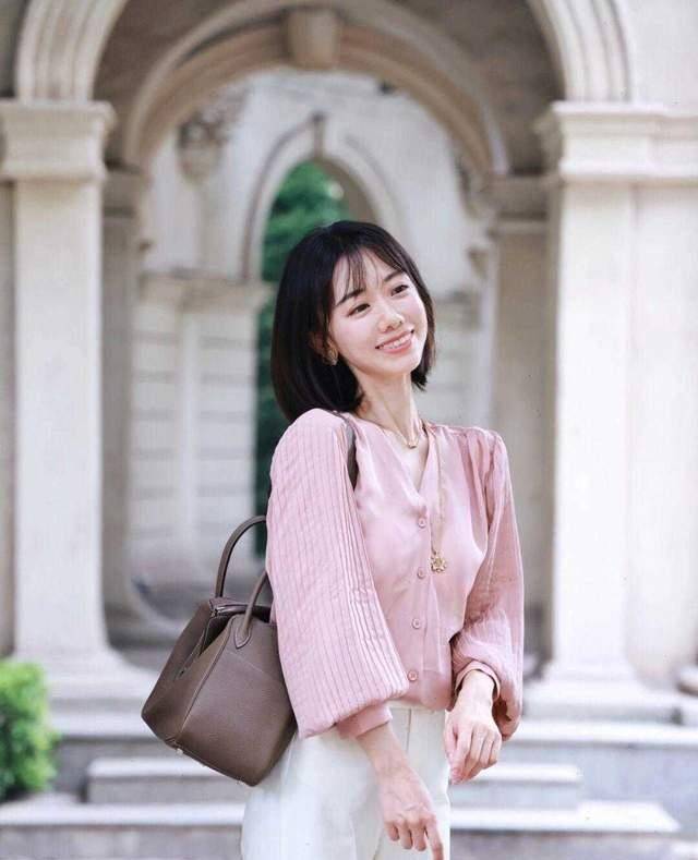 显得|普通女孩如何穿搭？白色衬衫搭配牛仔裤，也可以很精致又洋气