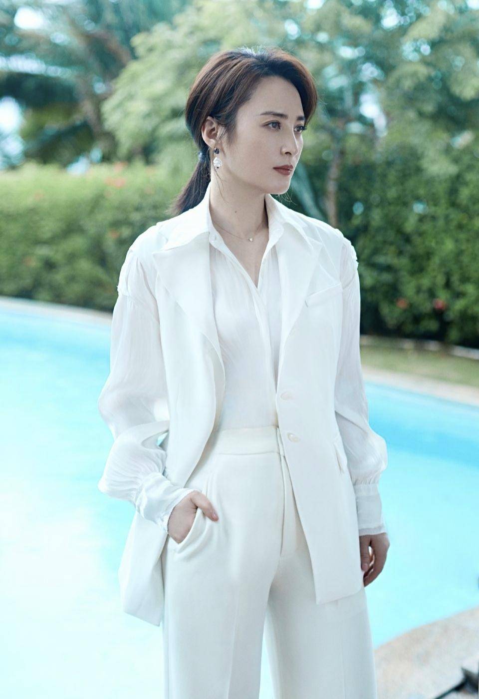 健美裤|蒋勤勤穿宽松T恤走机场，配棒球帽还挺潮的，却被健美裤暴露年龄