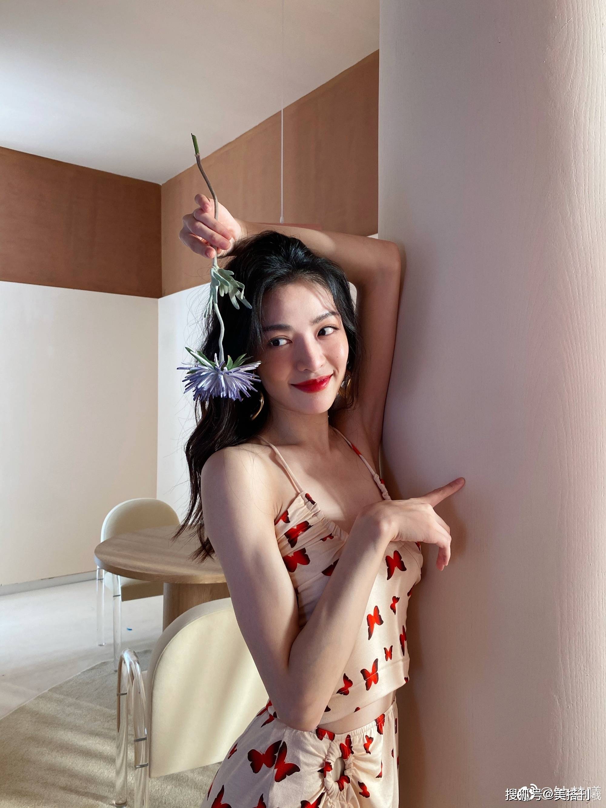 蝴蝶|钟楚曦晒自拍，穿粉红蝴蝶裙美腿绝绝子，网友：难怪这么喜欢秀