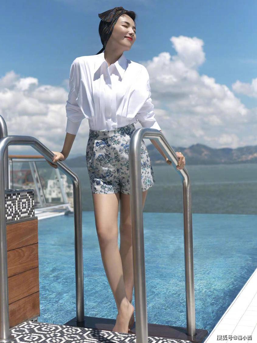 气息|刘涛把“白衬衫+花短裤”穿火了，配上头巾气质惹眼，美出新高度