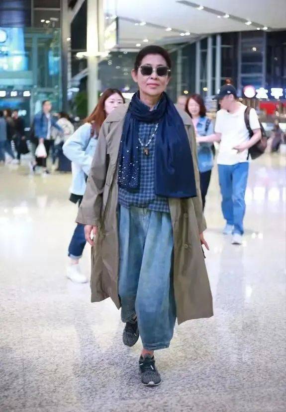 贵妇|62岁倪萍亮相机场，穿4200块卫衣搭皮草扮起贵妇范，比舞台上好看