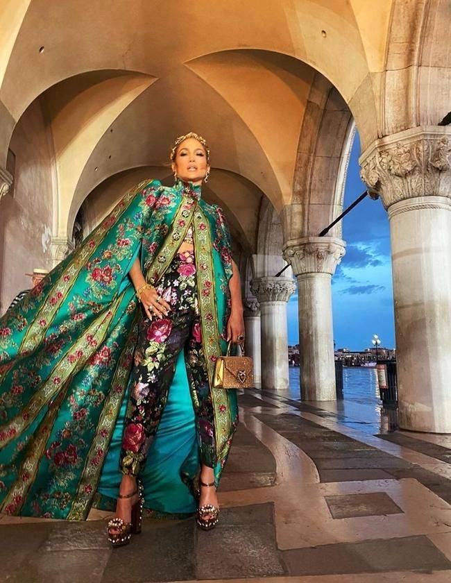 Gabbana|J.LO威尼斯时装秀出洋相，浮夸穿搭展现女王气场，却被拍到标签没剪超尴尬