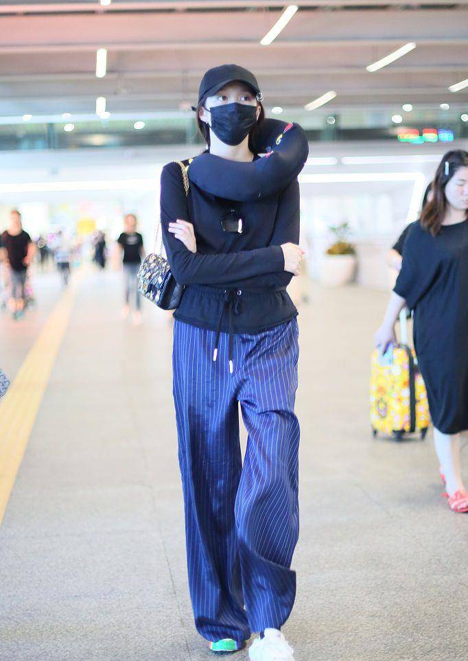 因为|关晓彤穿搭似老干部,背花包显老气,腿不够长的人不像她这样穿