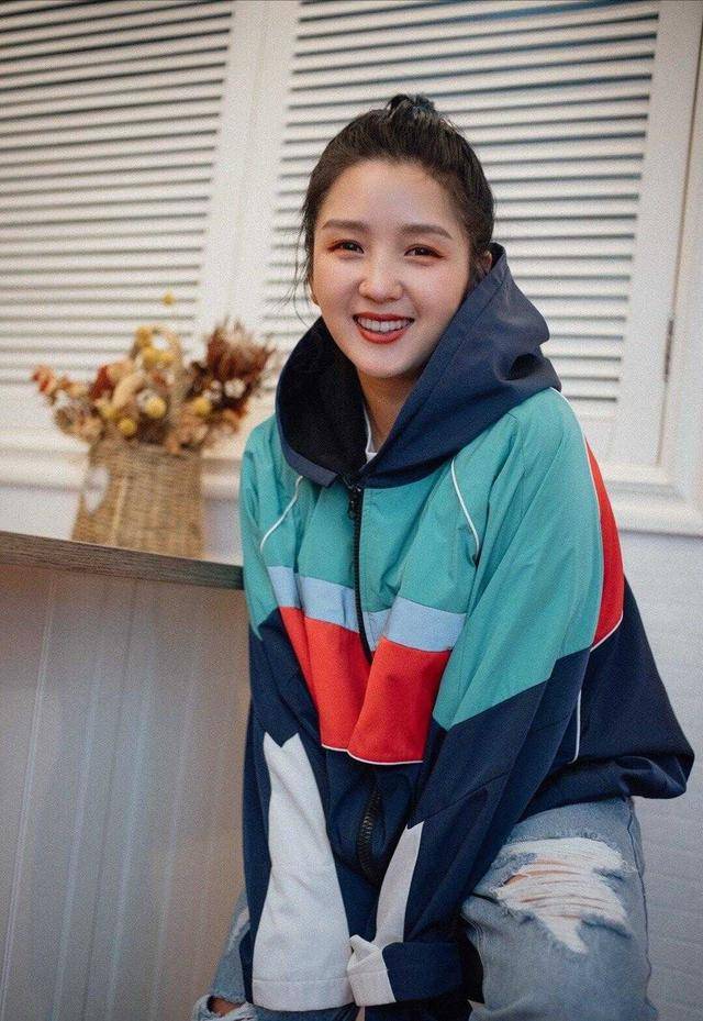 黑色|何洁终于美回来了，穿黑色外套配紧身裤简约保暖，显瘦又洋气