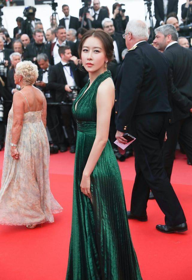 真让人|毛俊杰真是有着“魔鬼身材”，裙摆开大叉秀白腿，真让人移不开眼