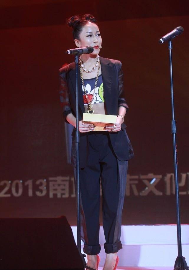 身材|吉克隽逸这么穿不难受吗？衣服勒得这么紧，感觉一直在绷着