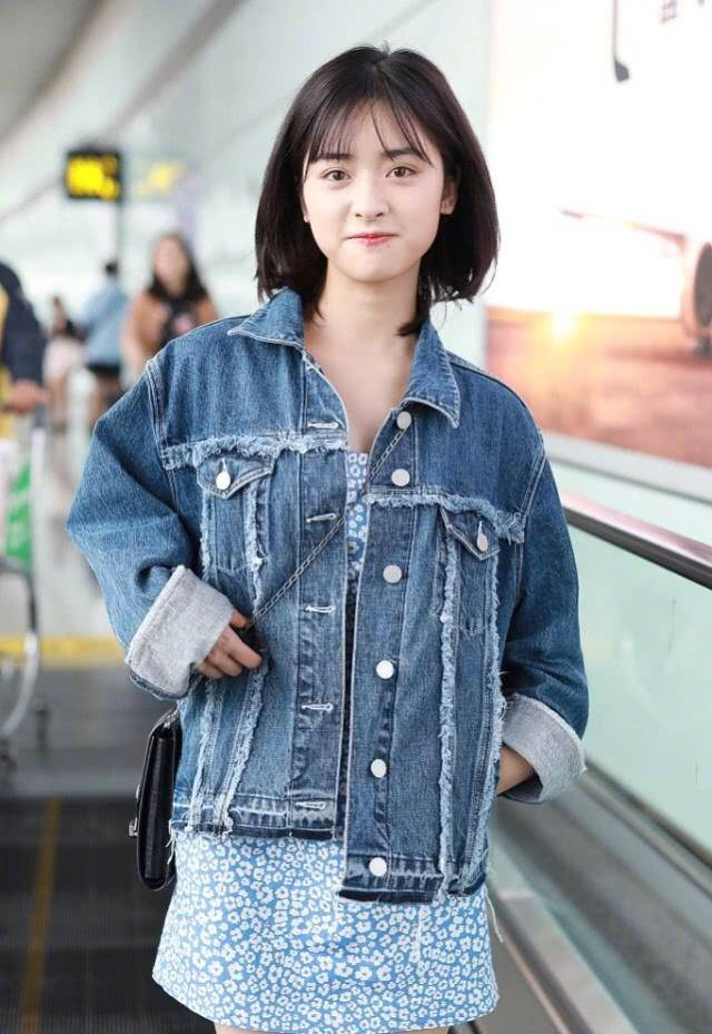 身材|沈月机场秀私服，牛仔外套叠加碎花短裙，“小萝莉”身材也挺萌