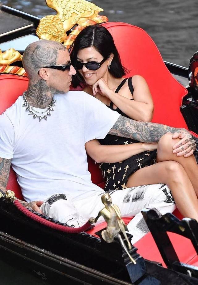 黑色|卡戴珊妈妈真闪耀！穿粉色扮嫩成功，40岁黑人伴侣比女儿男友年轻