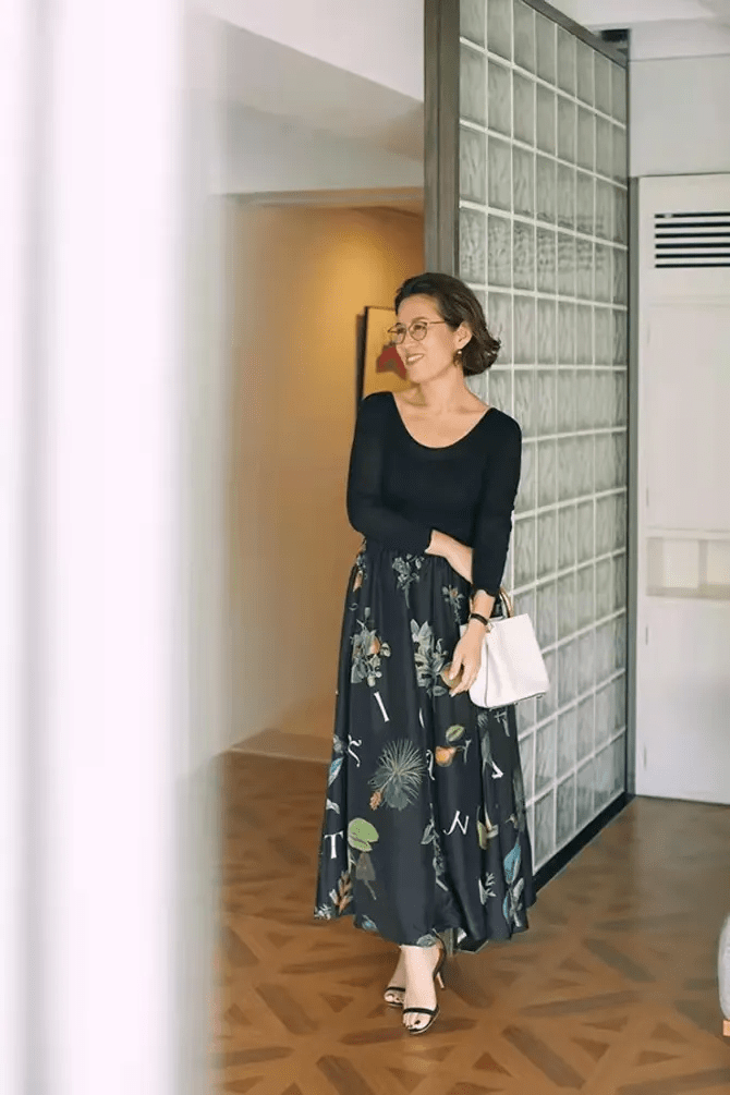 她49岁长相普通,还是小个子,却因会穿成最受欢迎时尚博主