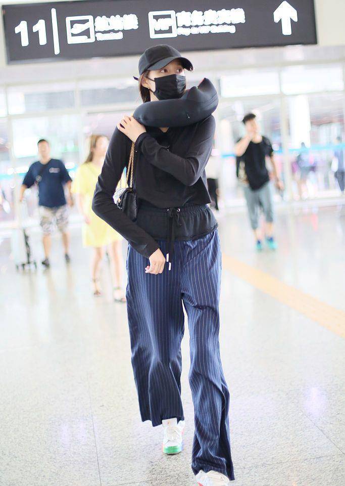 因为|关晓彤穿搭似老干部,背花包显老气,腿不够长的人不像她这样穿