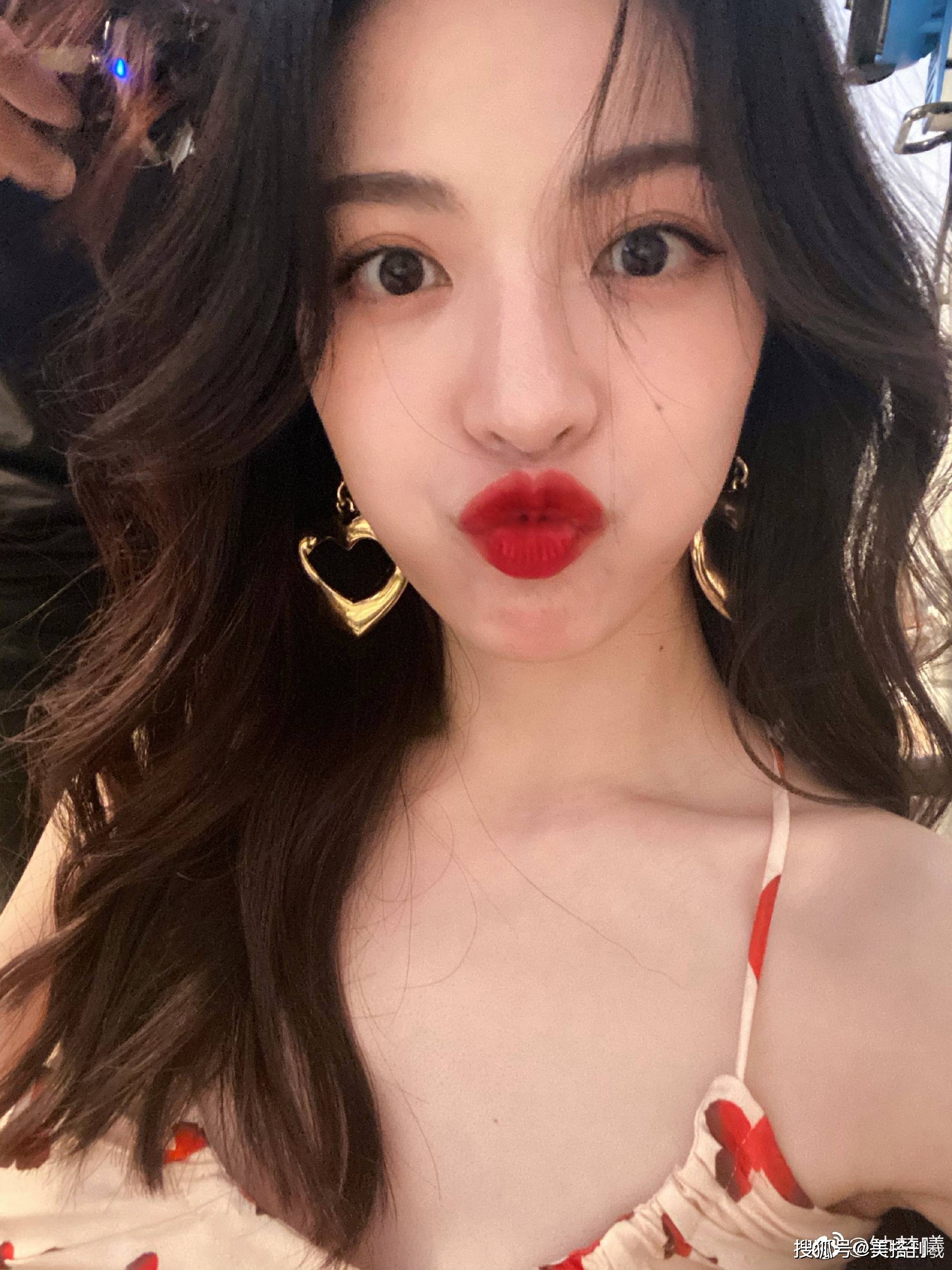 蝴蝶|钟楚曦晒自拍，穿粉红蝴蝶裙美腿绝绝子，网友：难怪这么喜欢秀