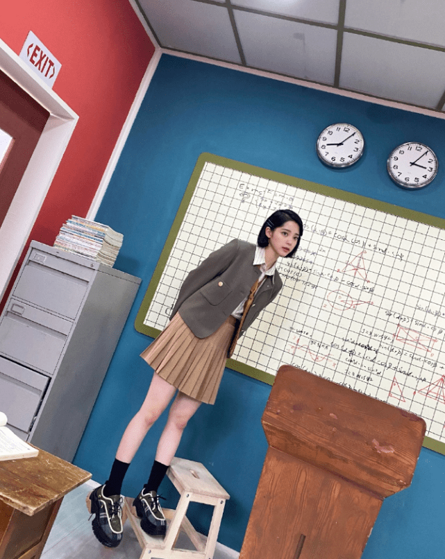 欧阳娜|欧阳娜拍摄学院风写真，JK制服青春洋溢，短发造型清爽灵气