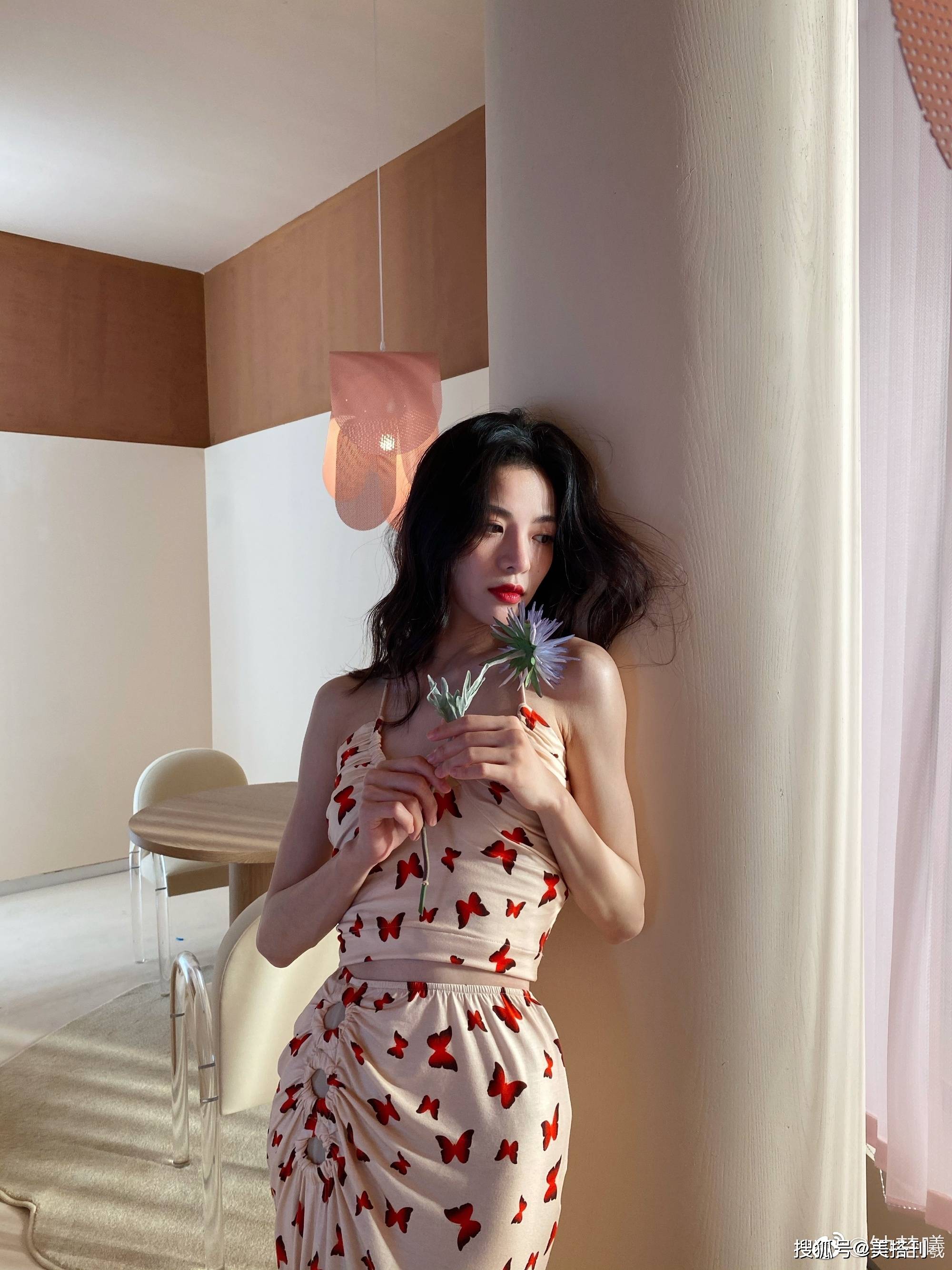 蝴蝶|钟楚曦晒自拍，穿粉红蝴蝶裙美腿绝绝子，网友：难怪这么喜欢秀