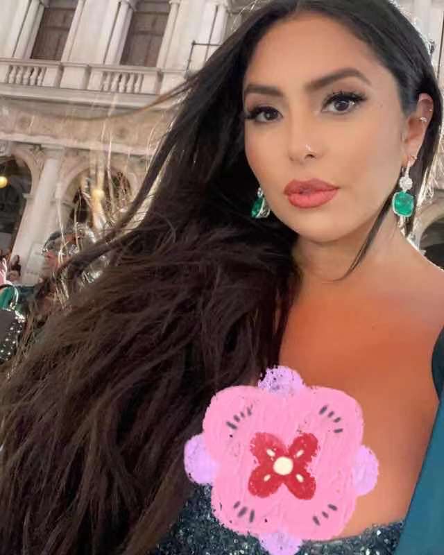 身材|科比妻子走出悲痛重拾闪耀！穿低胸斑马纹长裙亮相，穿衣放得开了