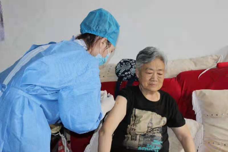 爱辉区"保姆式"服务 助力老年人接种新冠疫苗