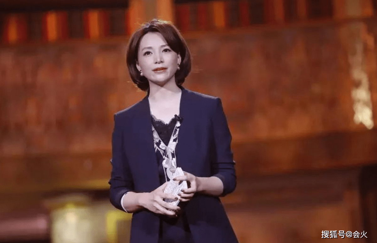 双腿|央视一姐董卿采访罕穿短裤，双腿纤细白净无瑕，齐肩短发干练十足