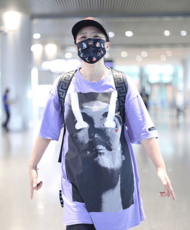 设计|龚琳娜新造型突破真大，穿男友T恤大走嘻哈风，阿姨辈真会赶潮流