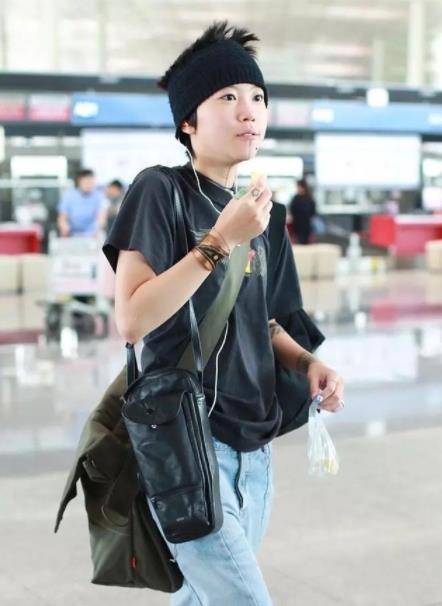 色彩|窦靖童像极了妈妈王菲，穿简单T恤配牛仔裤，洒脱又个性十足