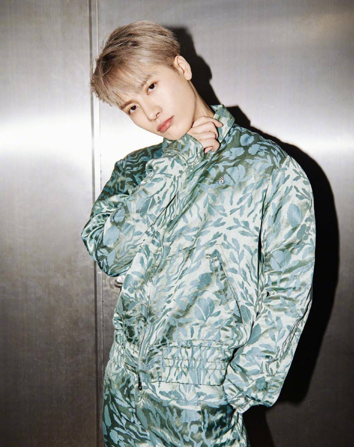 个性|王嘉尔穿搭太有个性,一身绿还能穿出时尚高级范,不土反而挺洋气