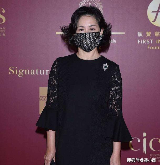 黑色|何超琼的“女掌门气质”太高级，穿一袭小黑裙，也能惊艳又气派
