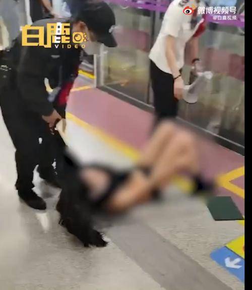 西安一女子被地铁保安拖拽下车,当众扒光只剩内裤!