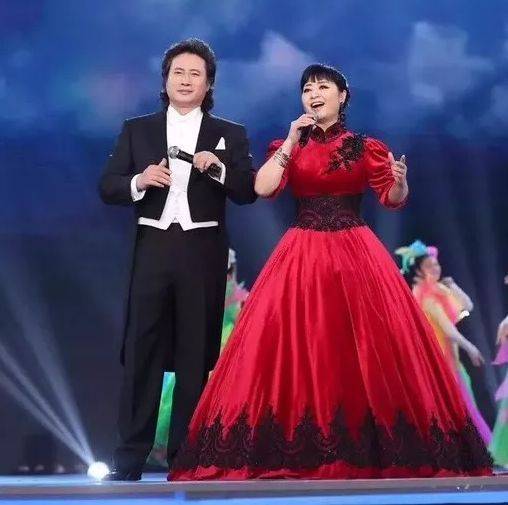 殷秀梅与戴玉强2011年2月,菲利浦在北京陪殷秀梅过春节,夫妇俩将两个