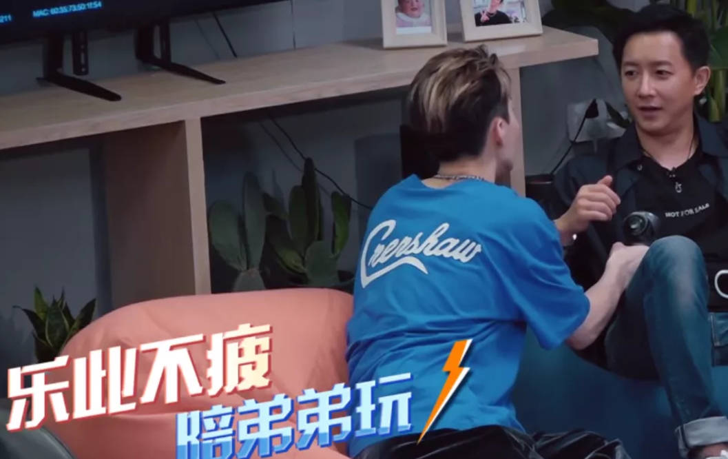 胸骨|刘宪华韩式综艺感又过头,拿筋膜枪怼韩庚太危险,节目组都慌了