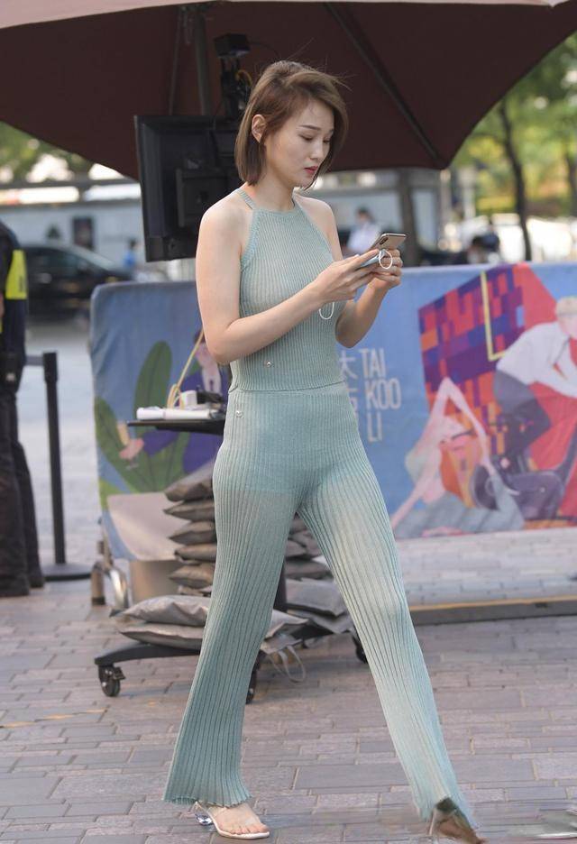 长度|胯大肩窄的女生怎么穿才显瘦?露腰T恤搭配瑜伽裤,太好看了