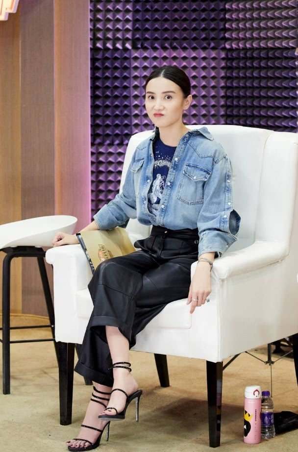 宋佳|宋佳还是挺保守的,穿高开叉裙子还特意加条裤子,依然很有女人味