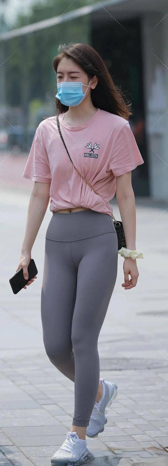 卫衣|街拍:穿紧身瑜伽裤的小美女,身材真棒,好像还是个小明星呢