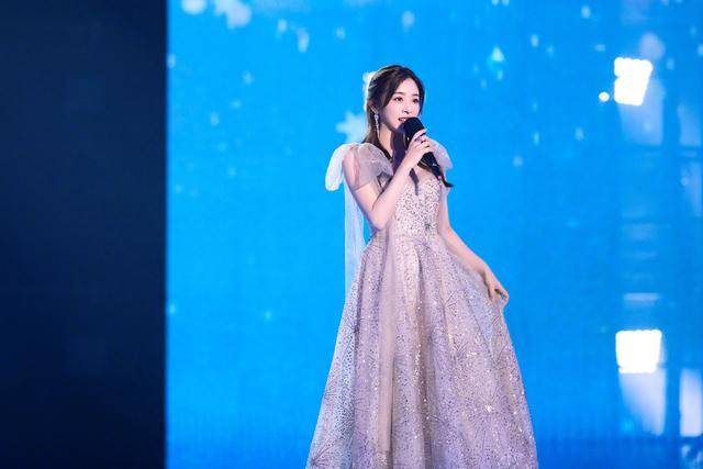 黑色|张含韵真的甜到骨子里了，穿一袭薄纱连衣裙优雅温柔，高贵精致