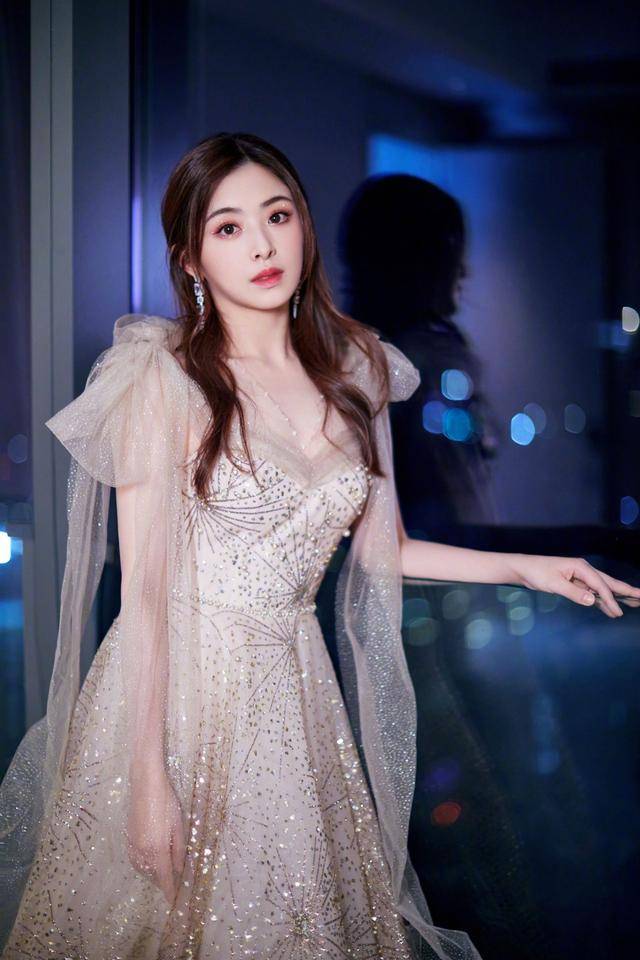 黑色|张含韵真的甜到骨子里了，穿一袭薄纱连衣裙优雅温柔，高贵精致