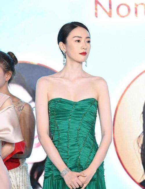 童瑶火|童瑶火了更敢穿，一袭“原谅绿”礼裙出席活动，完美成为全场焦点