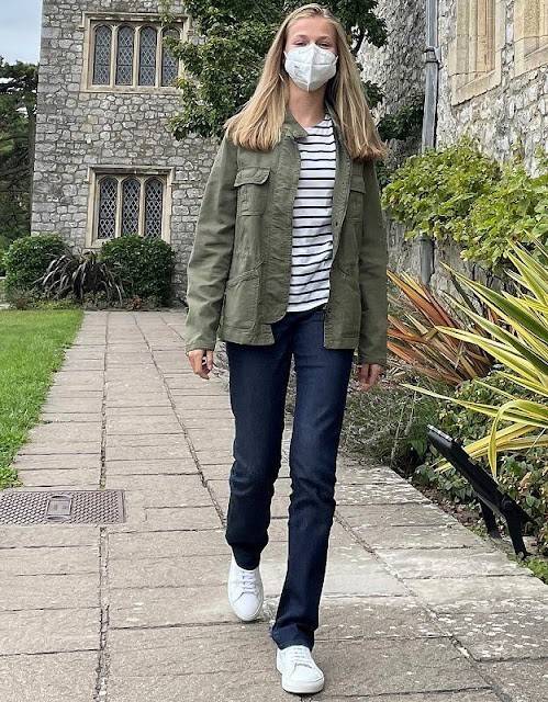 莱昂|西班牙15岁王储首晒大学校园照！戴口罩暴露眼袋，一双美腿贼细长